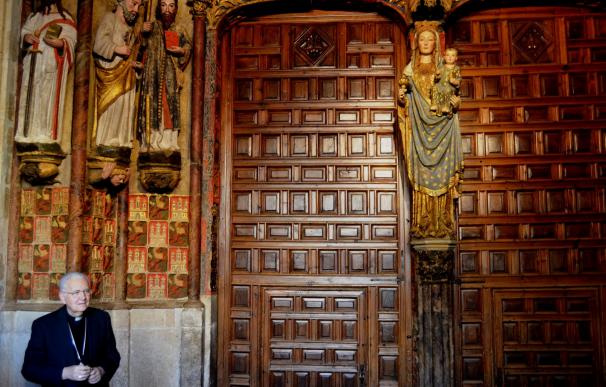 La restauración de la 'Vigen del dado' de la Catedral de León desvela gran variedad de policromía