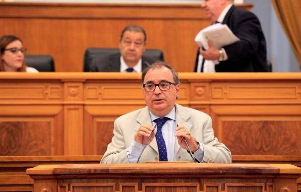 Fernando Mora monopoliza la voz del PSOE y acumula más de 70 intervenciones replicando al PP: "Yo contra todos"