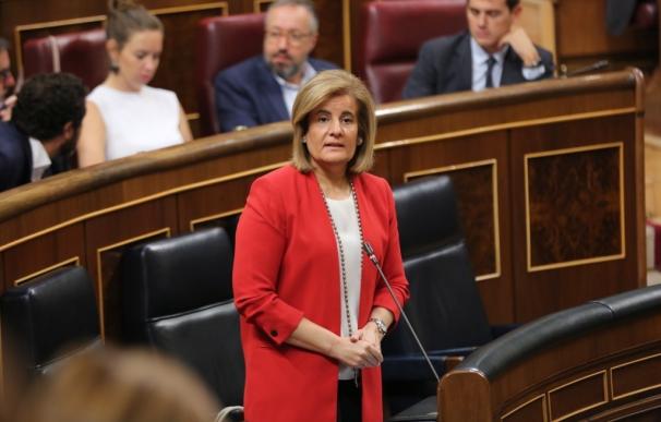 Báñez pide al PSOE que respete a los sindicatos y a la patronal en la negociación de salarios