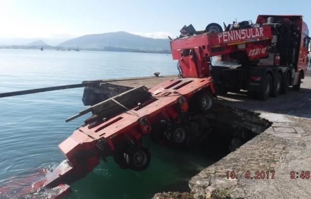 Se desploma un tramo del Muelle de Maliaño de Santander