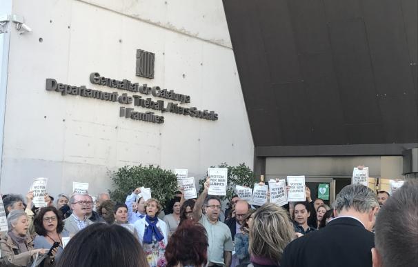 Más de 100 empleados de Asuntos Sociales protestan ante la sede al grito de 'Votaremos'