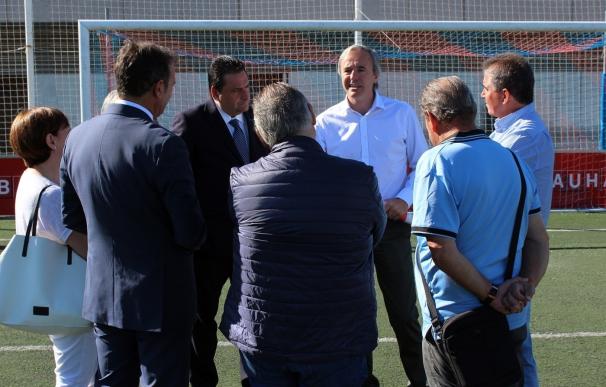 El PP critica el retraso en cambiar el césped artificial de varios campos municipales de fútbol