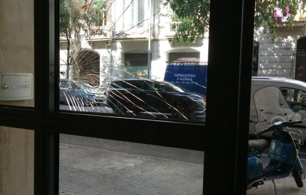 Lanzan un ladrillo contra la entrada de la sede del PSC de Barcelona