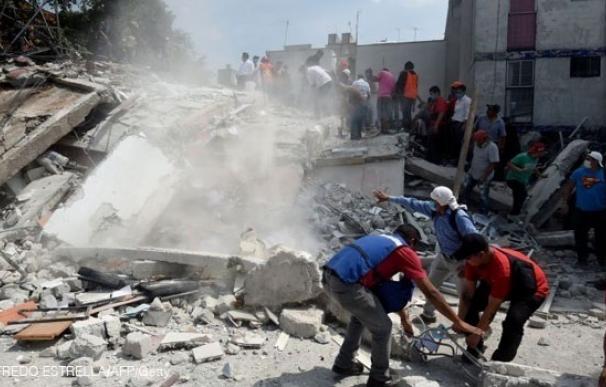 Cifuentes y Carmena envían "fuerza, solidaridad y cariño" al pueblo mexicano tras el terremoto