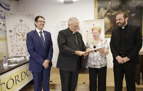 El obispo entrega el Decreto de la Coronación Canónica de la Virgen del Carmen, patrona de Rute
