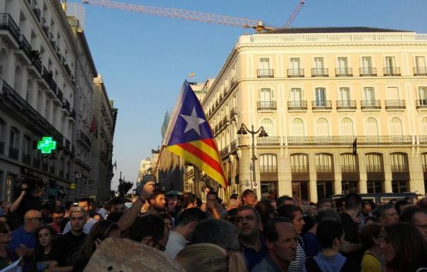 Una abarrotada Puerta del Sol clama por la "libertad", la "democracia" y el "derecho a decidir de los catalanes"