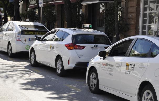Los taxistas piden a la Junta que haga cumplir a las VTC el decreto de accesibilidad, que contempla un 5% de vehículos
