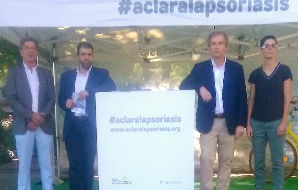 La campaña 'Aclara Psoriasis' llega a Plaza España para sensibilizar sobre el impacto social de la enfermedad