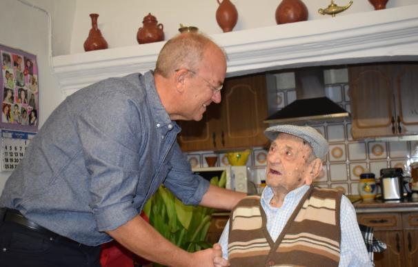 Monago visita en Bienvenida (Badajoz) al hombre más longevo del mundo, de 112 años, del que destaca su "vitalidad"