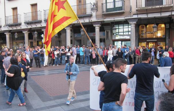 Concejales de Valladolid y procuradores participan en la concentración de apoyo al independentismo catalán