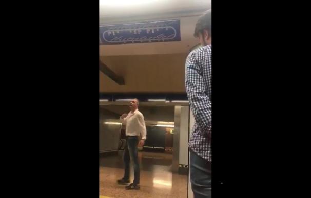 Varios viajeros de Metro expulsan a un pasajero de ideología nazi que había increpado a una musulmana