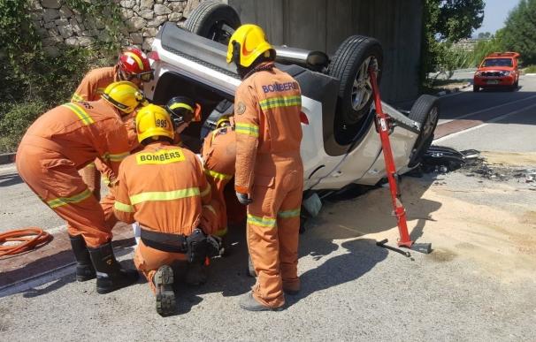 Fallece el conductor de un coche tras caer por un terraplén de seis metros en La Pobla del Duc