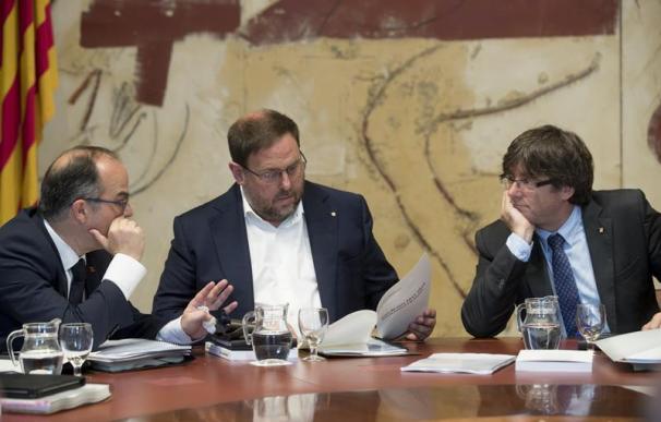 El presidente de la Generalitat, Carles Puigdemont (d), junto al vicepresidente y conseller de Economía, Oriol Junqueras (c), y el conseller de la Presidencia, Jordi Turull (i) (EFE/Marta Pérez)