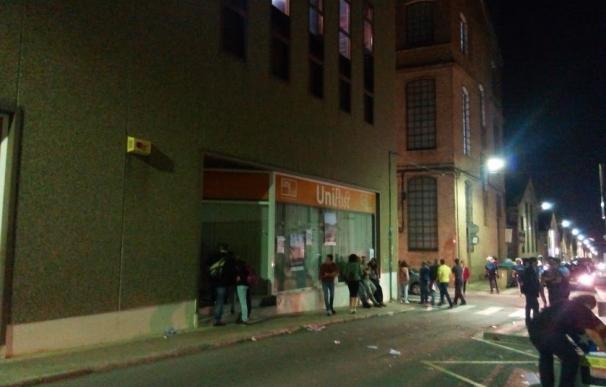 Los manifestantes abandonan las oficinas de Unipost en Terrassa tras 12.00 horas de protesta