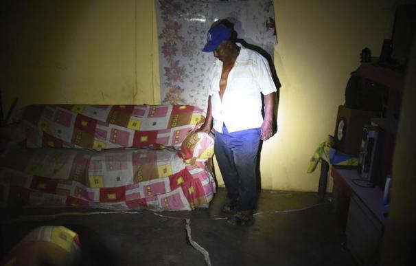 Un mexicano observa el suelo de su casa destrozado tras el terremoto.