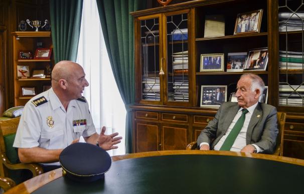 El comisario jefe de la Policía Nacional en Almería visita la Diputación Provincial
