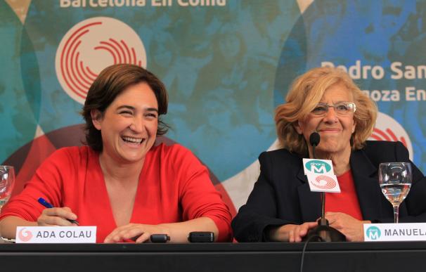 Carmena y Colau escenifican el "diálogo" y aconsejan: "Para la crisis de la democracia, siempre más democracia"