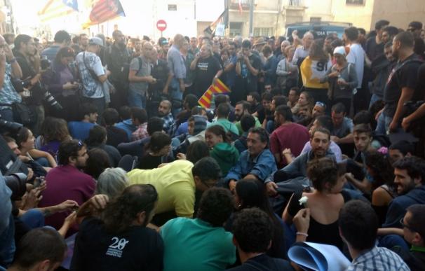 Concluye el registro de Unipost en Terrassa (Barcelona) ante unas 200 personas concentradas