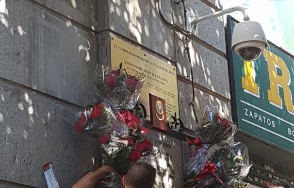 Hasta 120 rosas recuerdan en Montera a los 10 bomberos que hace 30 años murieron en el incendio de Almacenes Arias