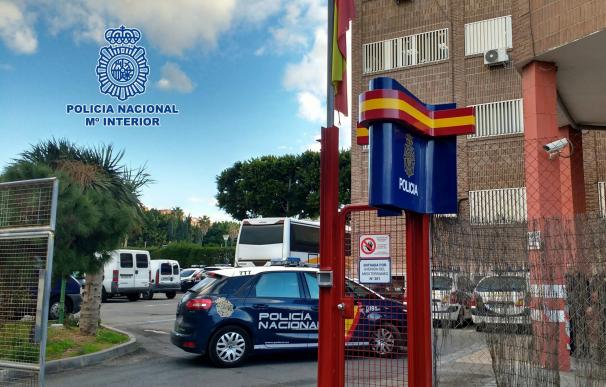 Detenidos seis menores acusados de prender un contenedor y el suelo de un parque infantil en Almería