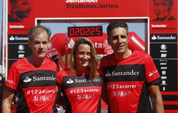 Mireia Belmonte, Miguel Induráin y Abel Antón dominan en el Santander Triathlon Series de Puerto de Sevilla