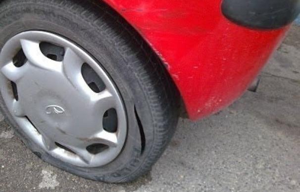 Detenida una mujer por rajar las ruedas de once coches que dijo a los agentes estar "cortando flores"