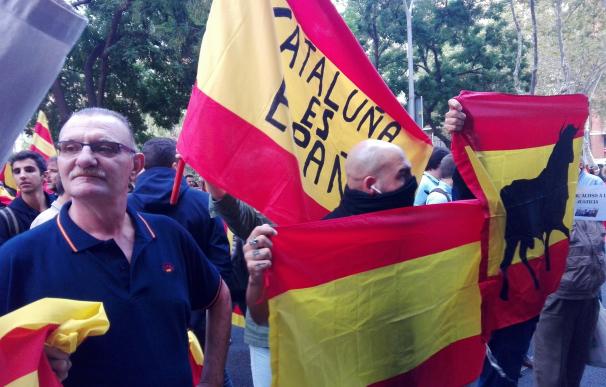 Más de un centenar de manifestantes reivindican ante la sede de la ANC que "Cataluña es España"