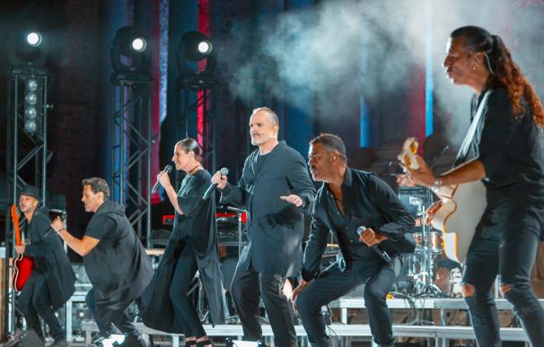 Miguel Bosé despide su gira española en el Stone & Music ante un abarrotado Teatro Romano de Mérida