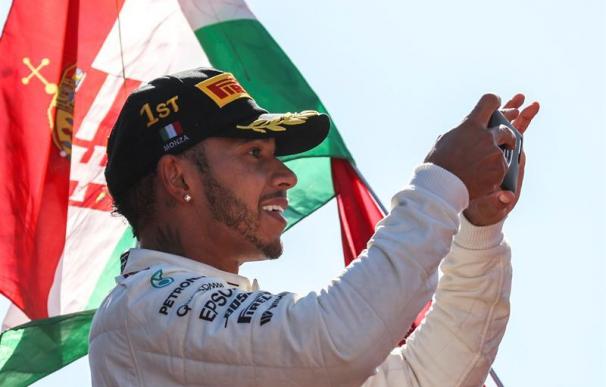 Hamilton gana en Monza y lidera el Mundial; Sainz, 14º, y Alonso se retira