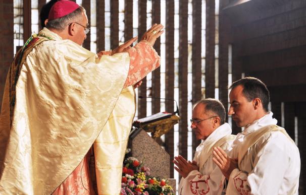 El arzobispo de Tarragona ordena sacerdotes a un docente y a un empleado de banca en Torreciudad (Huesca)