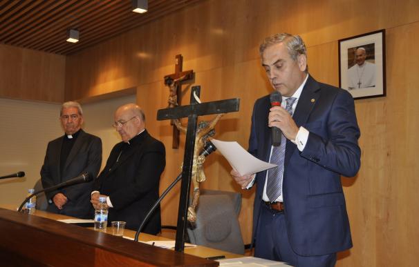 El profesor universitario Jaime Sanaú toma posesión como ecónomo del Arzobispado para "servir"