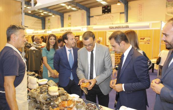 Caraballo asiste a la inauguración de la Feria Ganadera y Agroalimentaria de Aroche