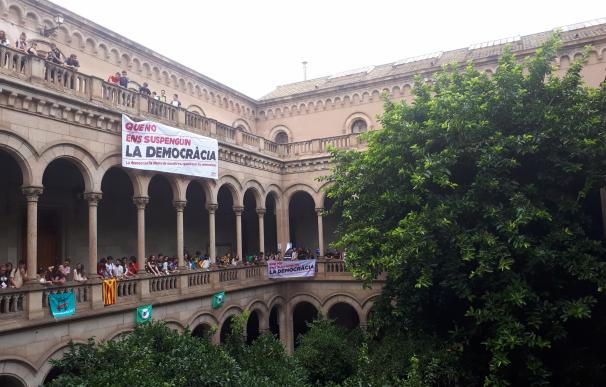 Unos 3.000 estudiantes se concentran en Barcelona y ocupan el edificio histórico de la Universidad de Barcelona
