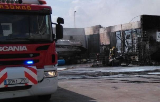 Extinguido el incendio en los astilleros de Carboneras, que deja a siete asistidos por inhalación