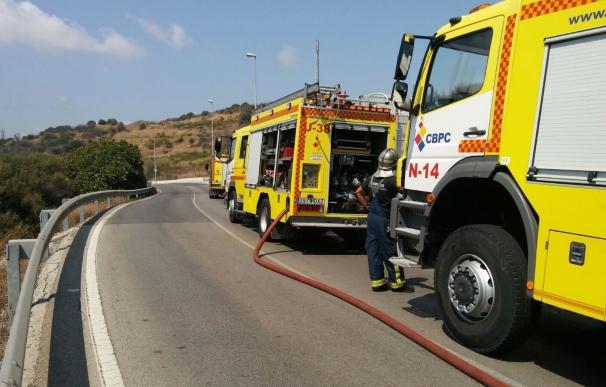 Extinguido un incendio de pasto en calle Batel y carretera de los Yankis en Algeciras