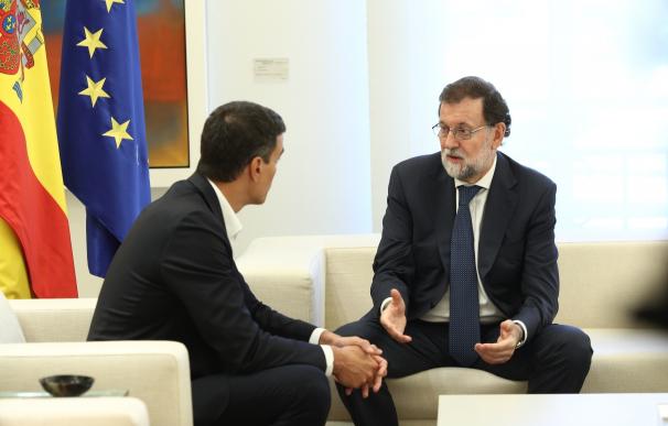 Sánchez apoya a Rajoy en defensa de la ley en Cataluña, pero insiste en que la solución llegará con el diálogo