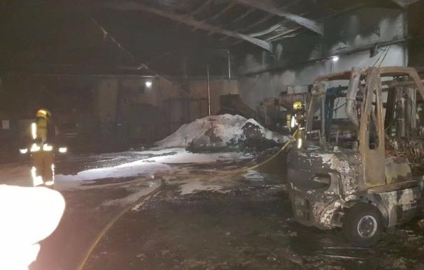 Un incendio calcina una fábrica de caucho en Crevillent (Alicante)