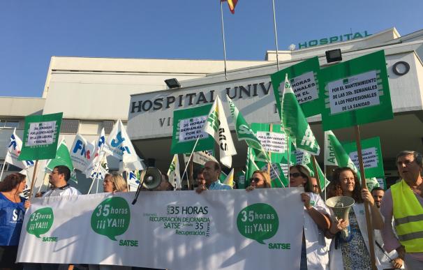 Unos 300 profesionales convocados por sindicatos sanitarios andaluces se concentran en defensa de las 35 horas semanales