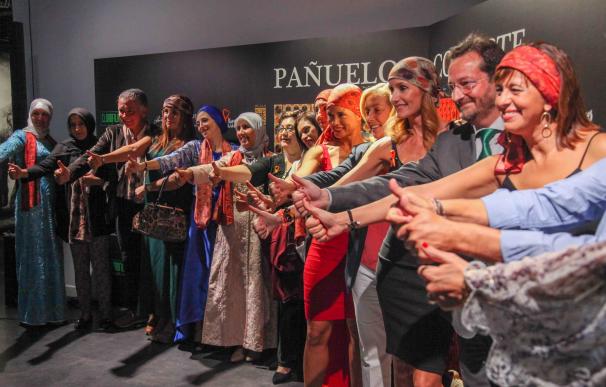 Sandra Ibarra lanza la colección 'Pañuelos con Arte', con estampados de Christina Oiticica para pacientes de cáncer