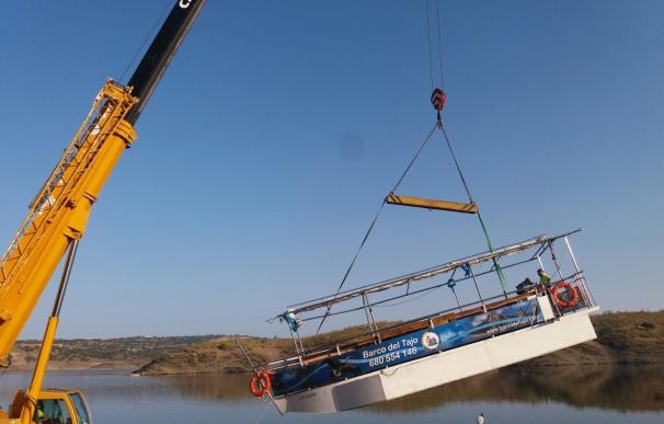 El nuevo barco que navegará en las cercanías de Monfragüe ya está en el río Tajo