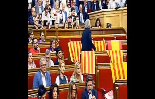 La diputada de Podem que quitó banderas españolas desoye a Pablo Iglesias y rechaza disculparse