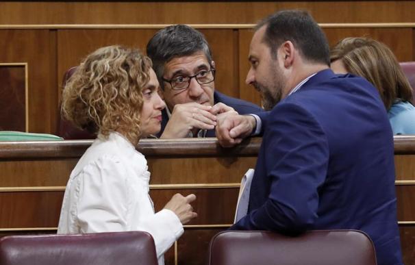 Los diputados del PSOE José Luis Ábalos y Meritxell Batet durante el Pleno del Congreso de los Diputados, esta tarde en Madrid. EFE/Chema Moya