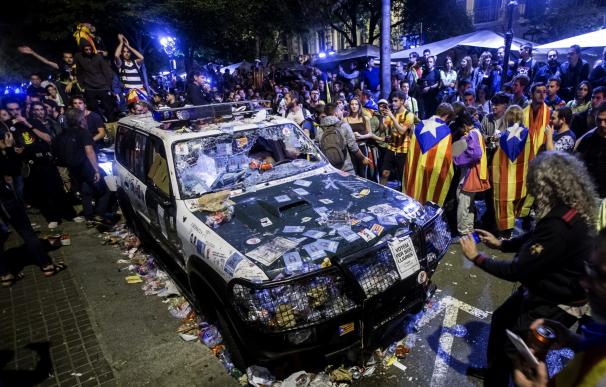 Un coche de la Guardia Civil, destrozado por unos manifestantes pro-independentistas.