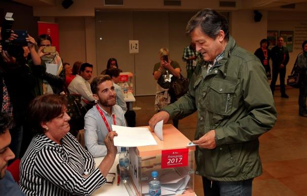 Javier Fernández desea "suerte" a los dos candidatos y "mucho acierto" al nuevo secretario general de la FSA