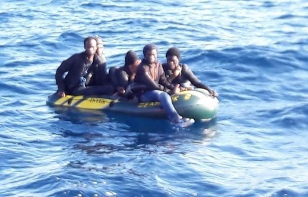 Trasladadas a Tarifa cinco personas rescatadas de una patera en aguas del Estrecho