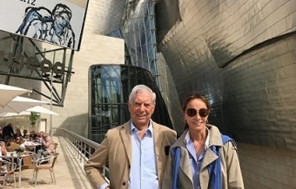 Mario Vargas Llosa e Isabel Presley visitan el Museo Guggenheim Bilbao