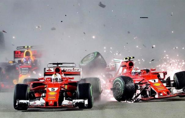 Los dos Ferraris y el Red Bull de Verstappen colisionaron nada más salir.