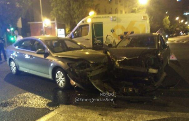 Investigan dos accidentes de tráfico de madrugada en Sevilla, uno con un motorista herido grave
