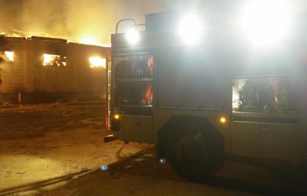 Bomberos actúan en la extinción de un incendio en un pajar cubierto en la A-225 en Benalup