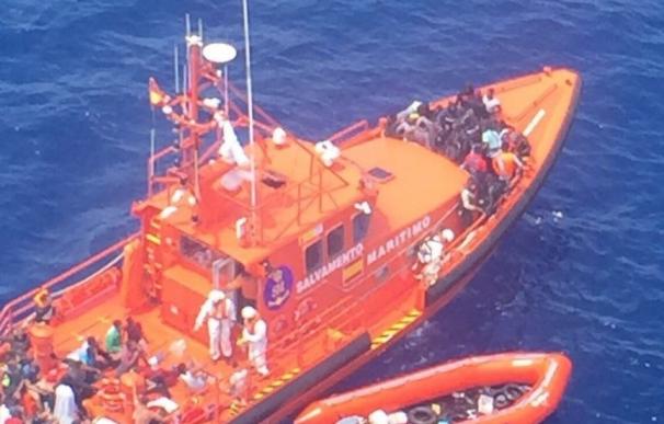 Salvamento rescata a 50 inmigrantes de una patera en el Estrecho